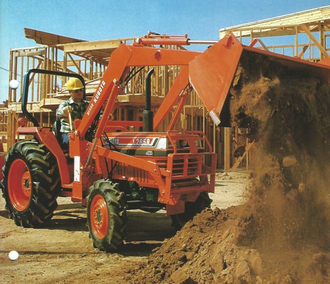 Kubota L2850 Kompakttraktor mit Frontlader (Quelle: Kubota)