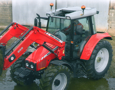 MF 6445 Dyna-6 Traktor mit Freisichtmotorhaube (Quelle: AGCO)