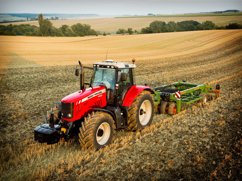 MF 7495 Allradtraktor (Quelle: AGCO)