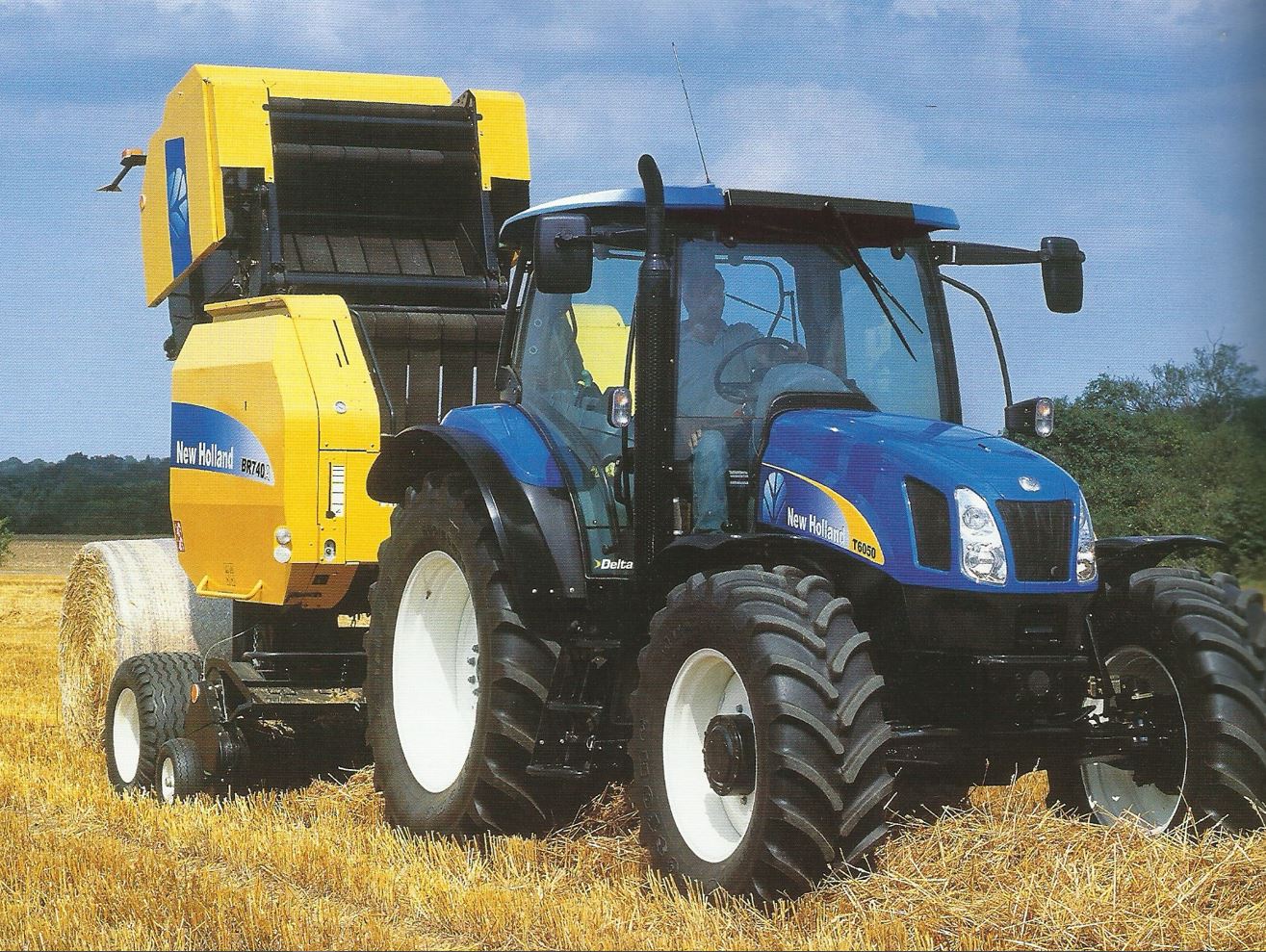 New Holland T6050 Delta Traktor mit Presse (Quelle: CNH)