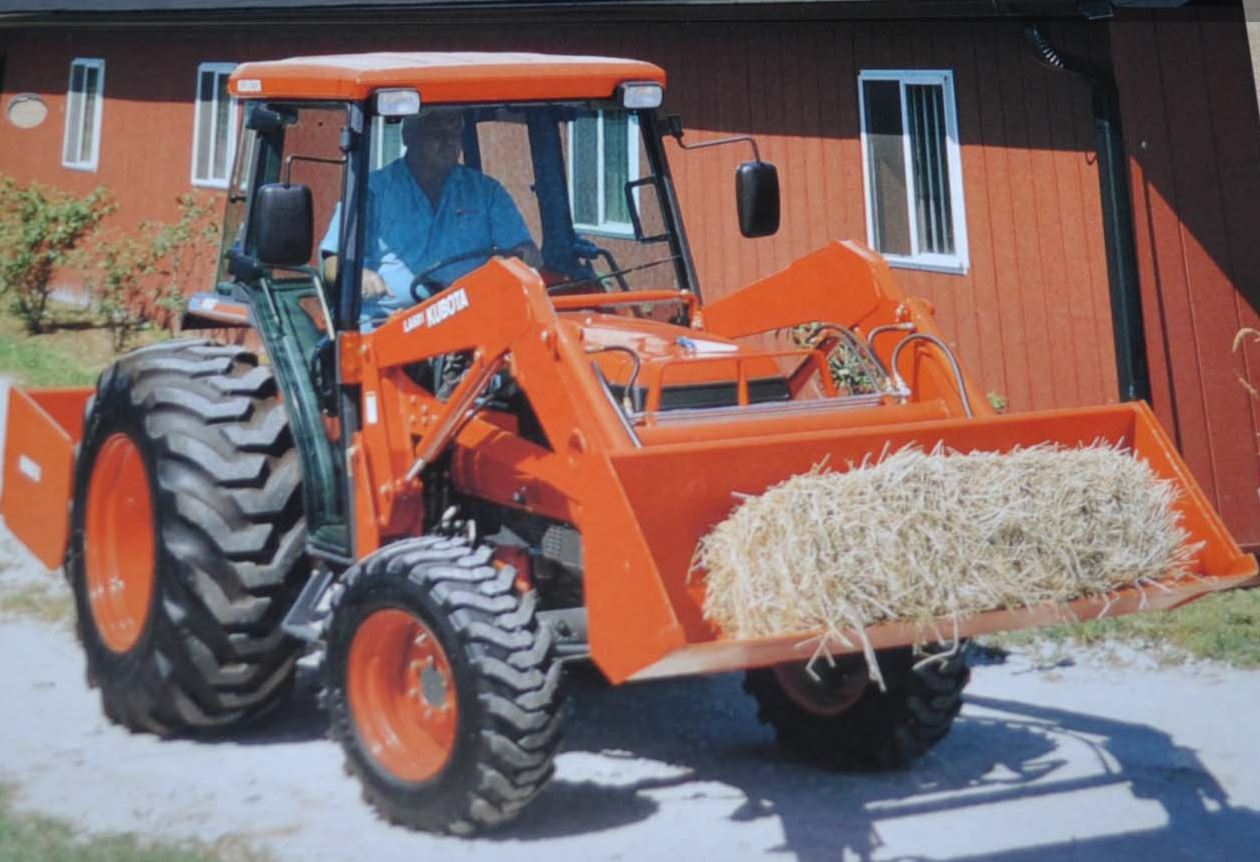 Kubota L4310 Allradtraktor mit Frontlader (Quelle: Kubota)