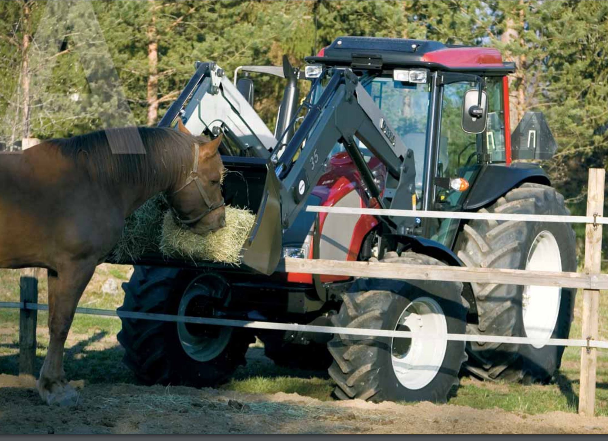 Valtra A72 Traktor mit Frontlader (Quelle: Valtra)