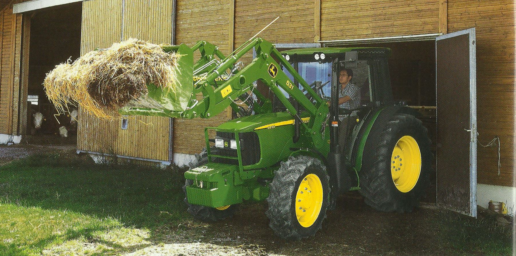 John Deere 5515 Allradtraktor mit Frontlader (Quelle: John Deere)