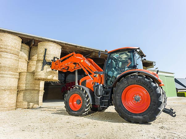 Kubota M7131 Allradtraktor mit Frontlader (Quelle: Kubota)