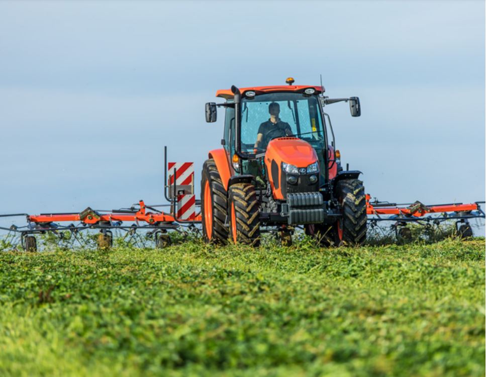 Kubota M5-092 Allradtraktor mit Kreiselheuer (Quelle: Kubota)