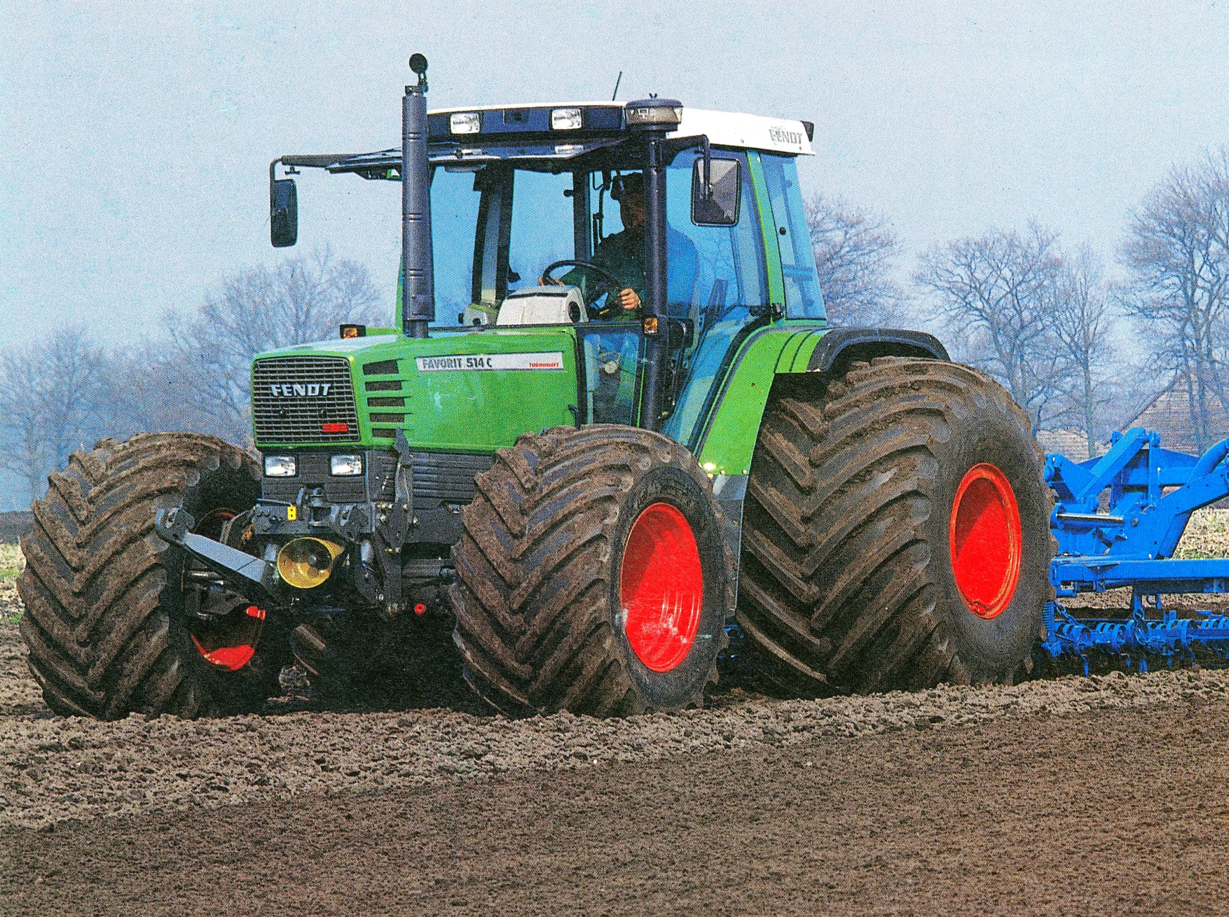 Fendt Favorit 514C mit Auspuff auf der Motorhaube (Quelle: AGCO Fendt)