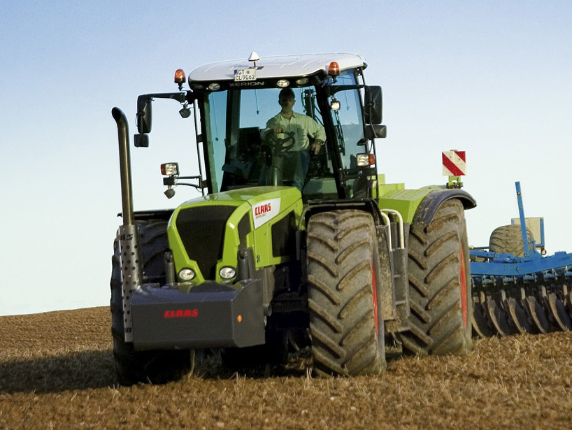 Claas Xerion 3300 Trac in Hundegang-Lenkung (Quelle: Claas)