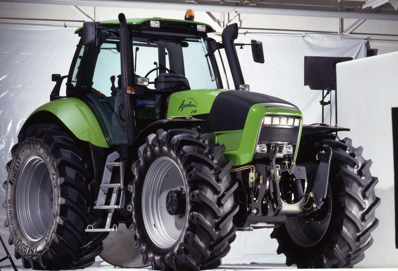 Deutz-Fahr Agrotron 210 Großtraktor (Quelle: ADF Archiv)