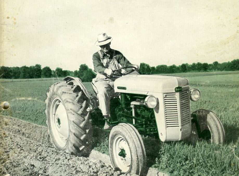 Ferguson TO-35 Traktor mit Pflug (Quelle: Hersteller)
