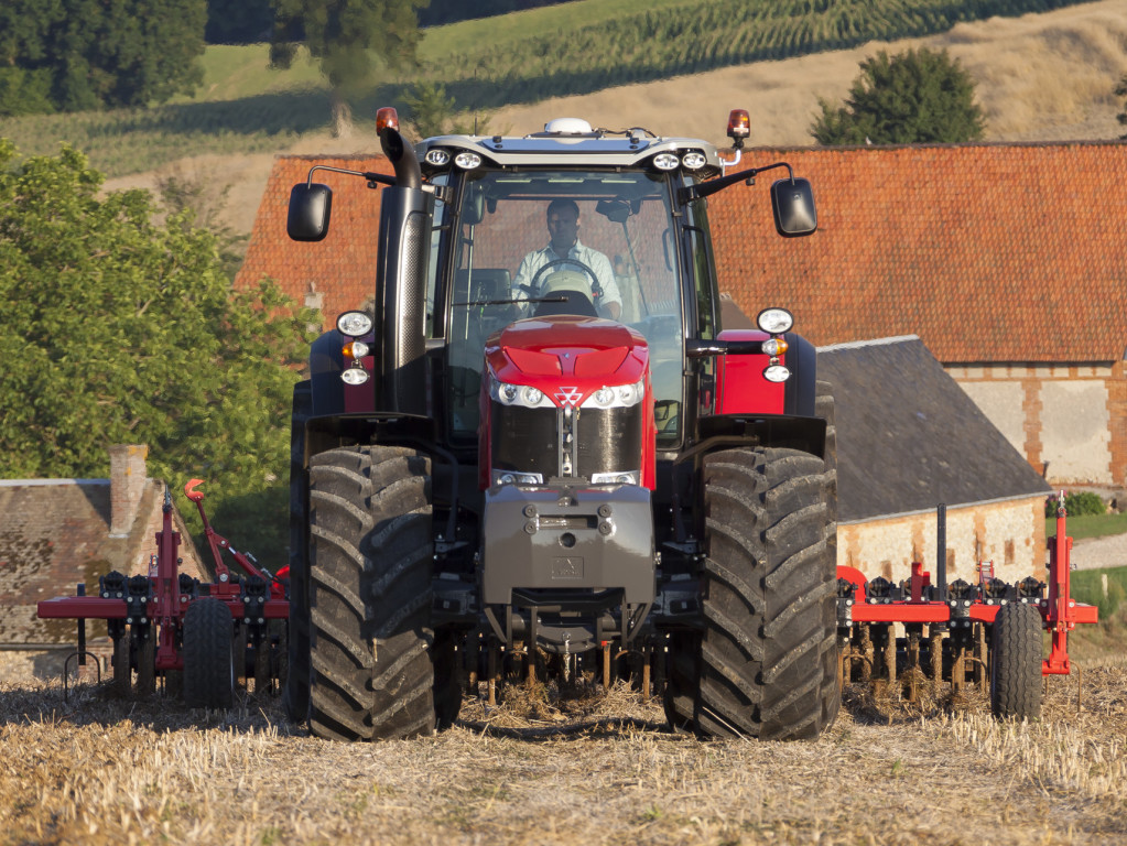 Massey Ferguson 8735 Großtraktor (Quelle: AGCO)
