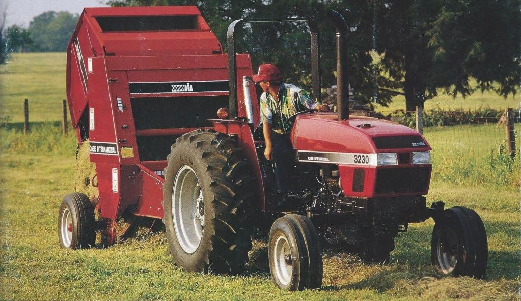 Case IH MX3230 Traktor mit Rundballenpresse (Quelle: CNH)
