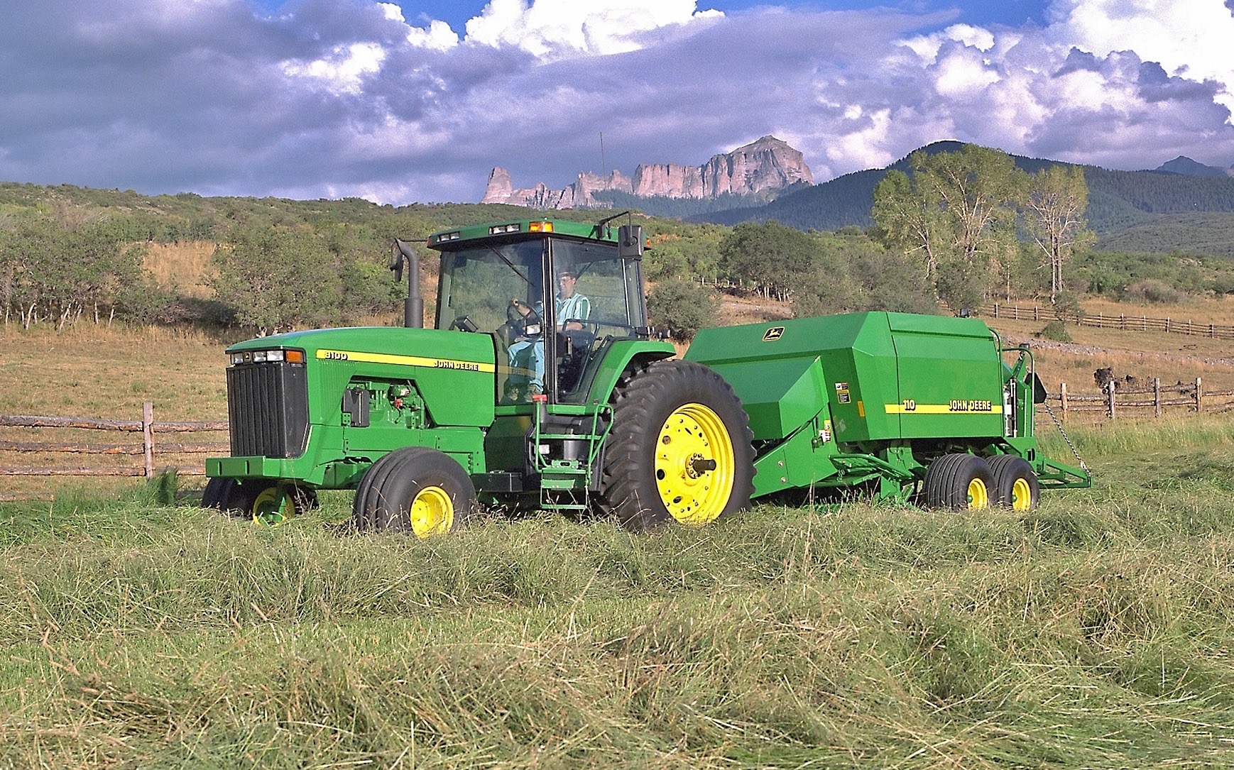 John Deere 8100 Hinterradmaschine (Quelle: John Deere)