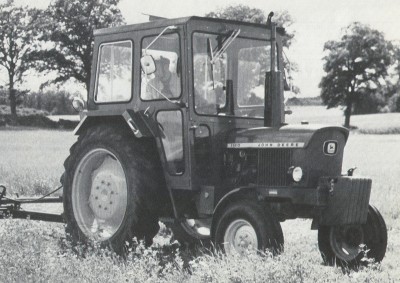 John Deere 1120 Traktor mit Kabine (Quelle: John Deere)