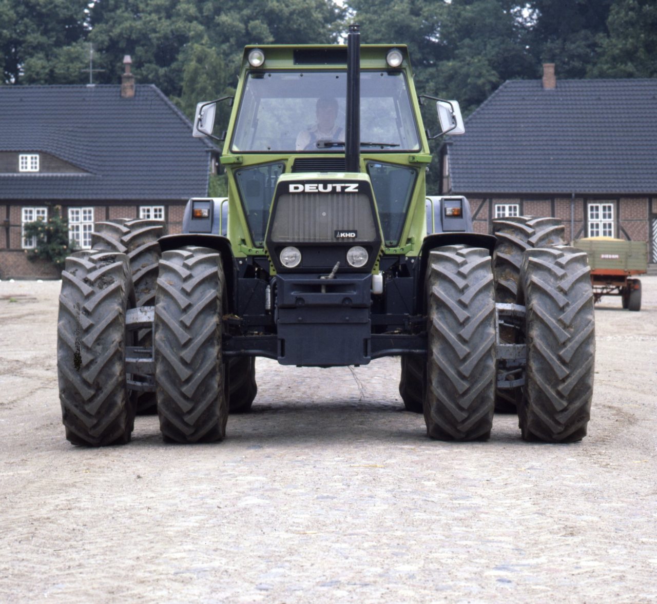 Deutz DX230 Großtraktor mit Zwillingsbereifung (Quelle: SDF Archiv)