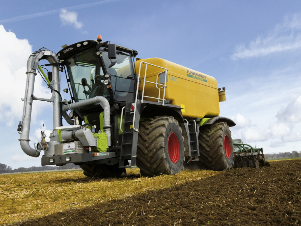 Claas Xerion 3300 SaddleTrac mit Gülleaufbau (Quelle: Claas)