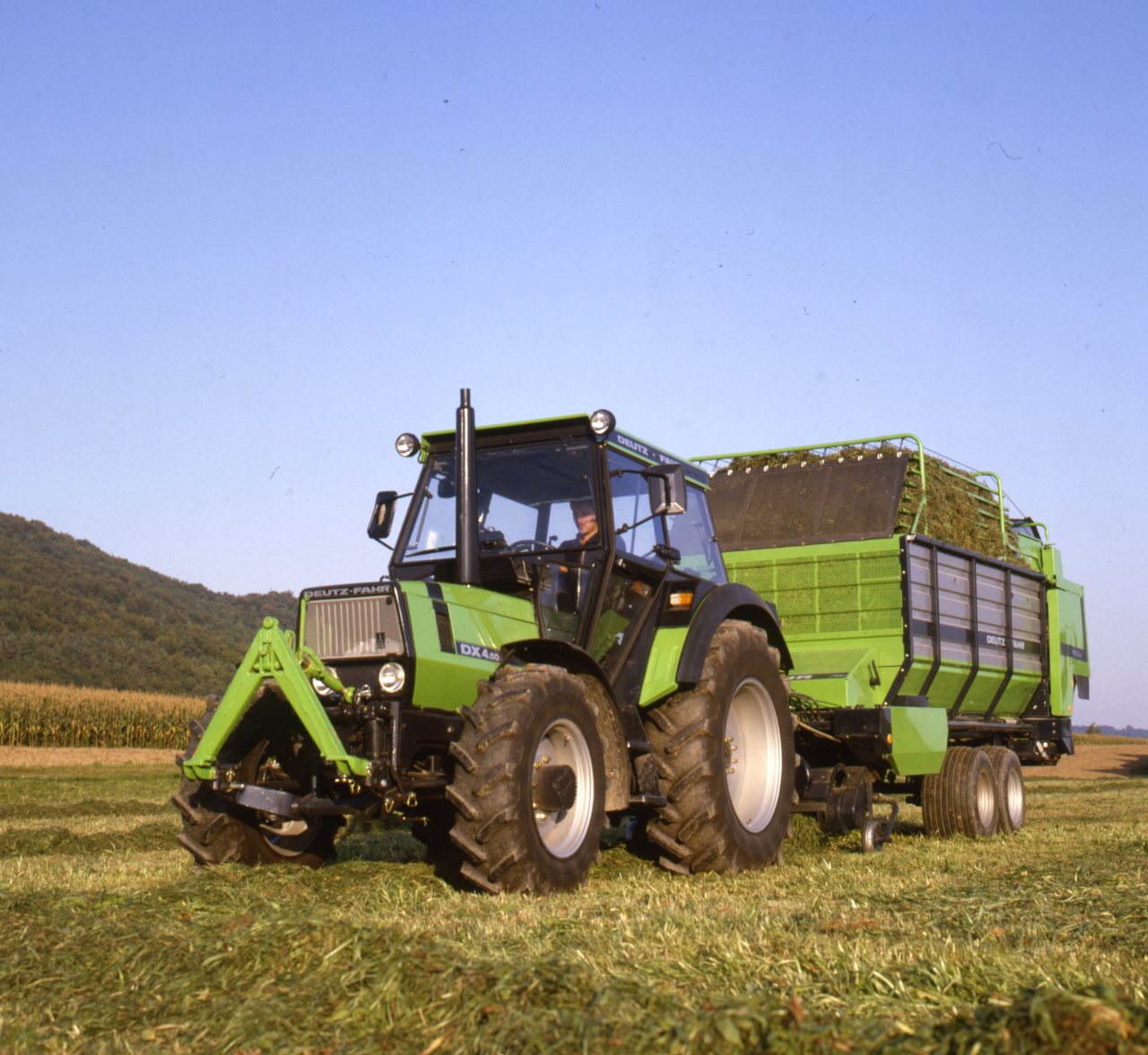 Deutz-Fahr DX4.50 Allradtraktor mit Ladewagen (Quelle: SDF Archiv)