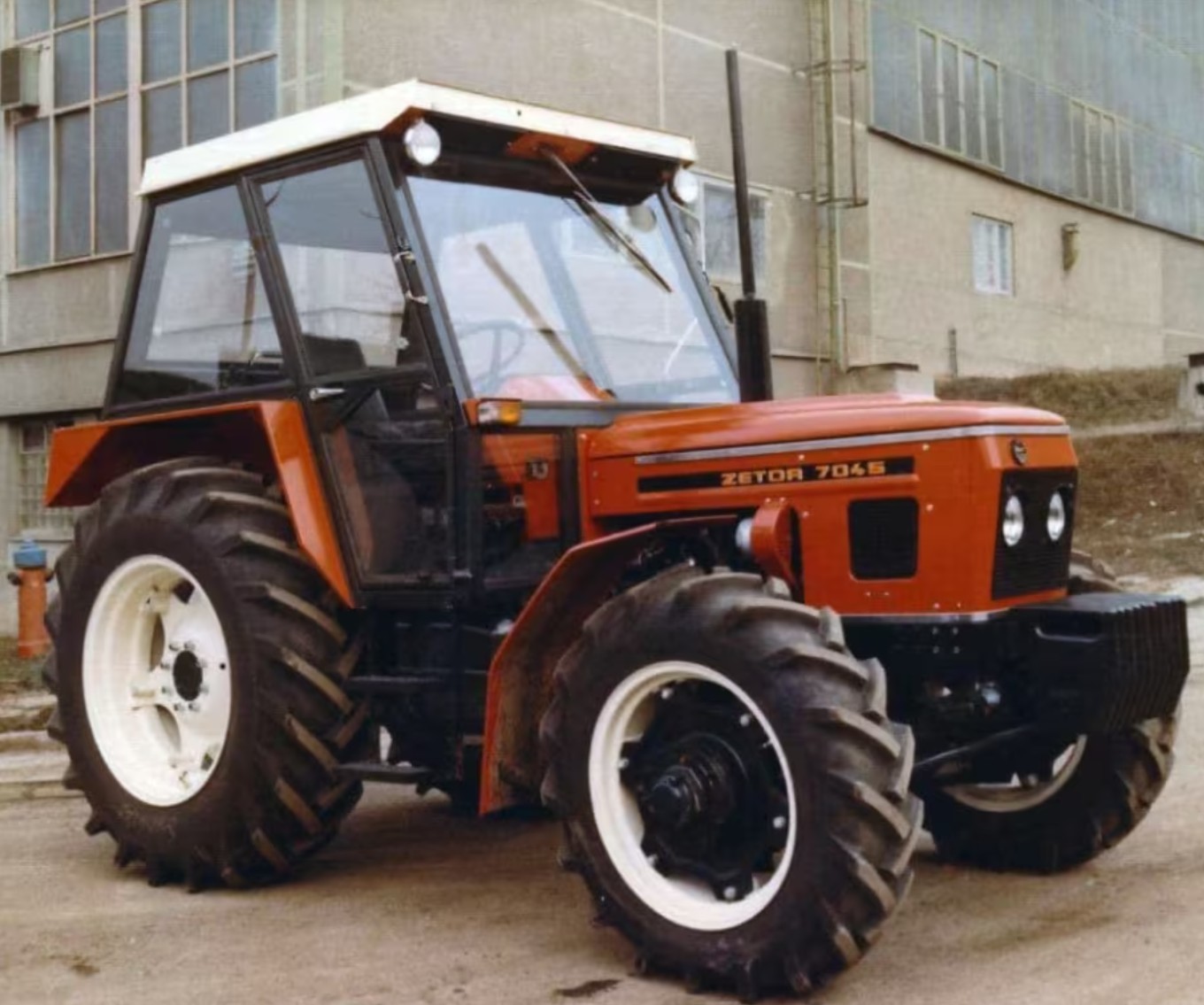 Zetor 7045 Traktor (Quelle: Hersteller)
