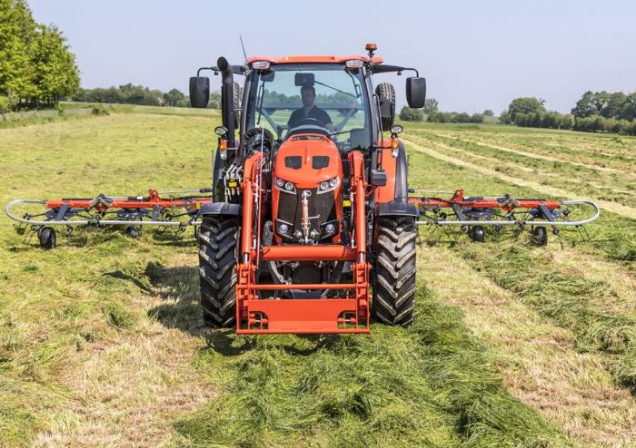 Kubota M95GX-IV Traktor mit Frontlader und Heuwender (Quelle: Kubota)