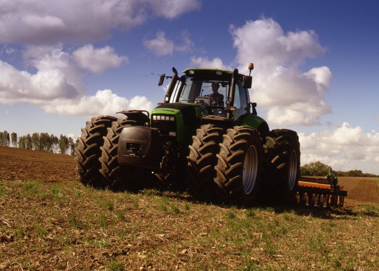 Deutz-Fahr Agrotron 265 Großtraktor (Quelle: ADF Archiv)