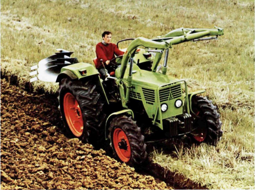 Deutz D6806 Traktor mit Frontlader (Quelle: SDF Archiv)