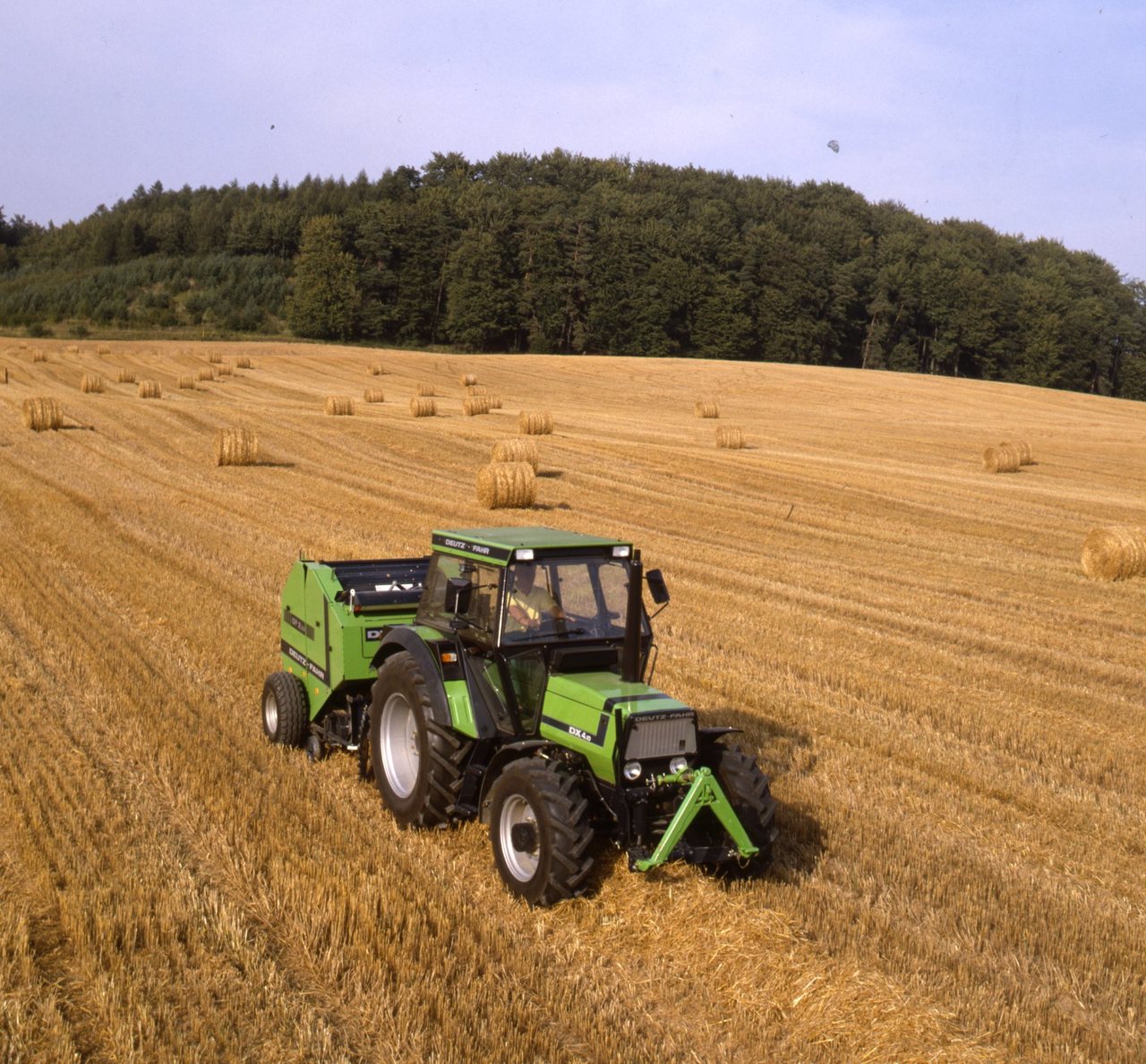 Deutz-Fahr DX4.10 Allradtraktor mit Presse (Quelle: SDF Archiv)