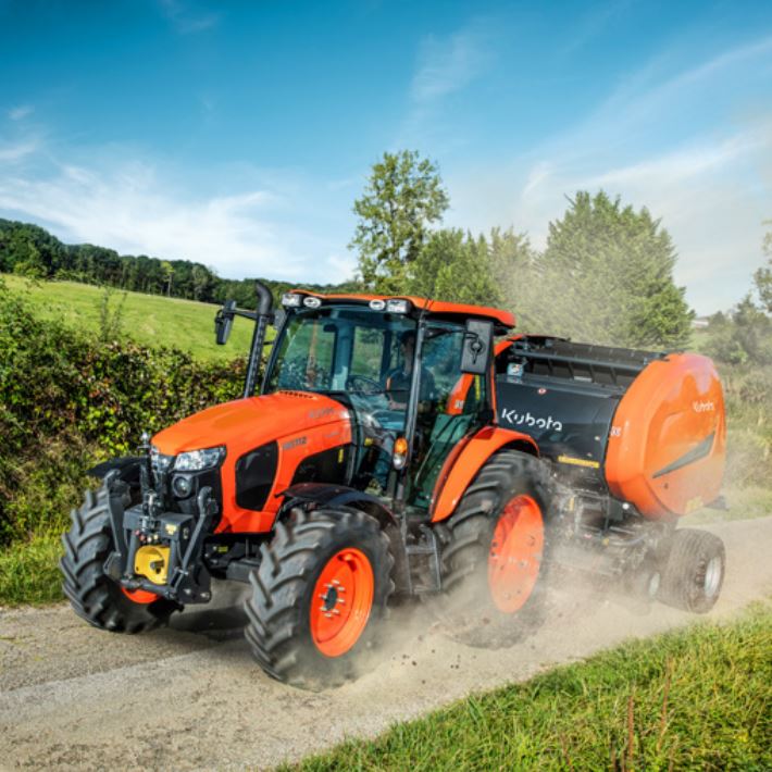 Kubota M5-112 Allradtraktor mit Rundballenpresse (Quelle: Kubota)