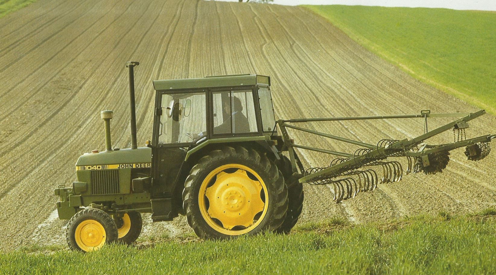 John Deere 1040 Traktor mit Kabine (Quelle: John Deere)