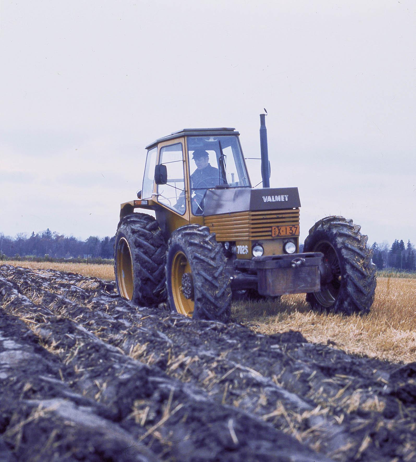 Valmet 702S Traktor mit Pflug (Quelle: Hersteller)