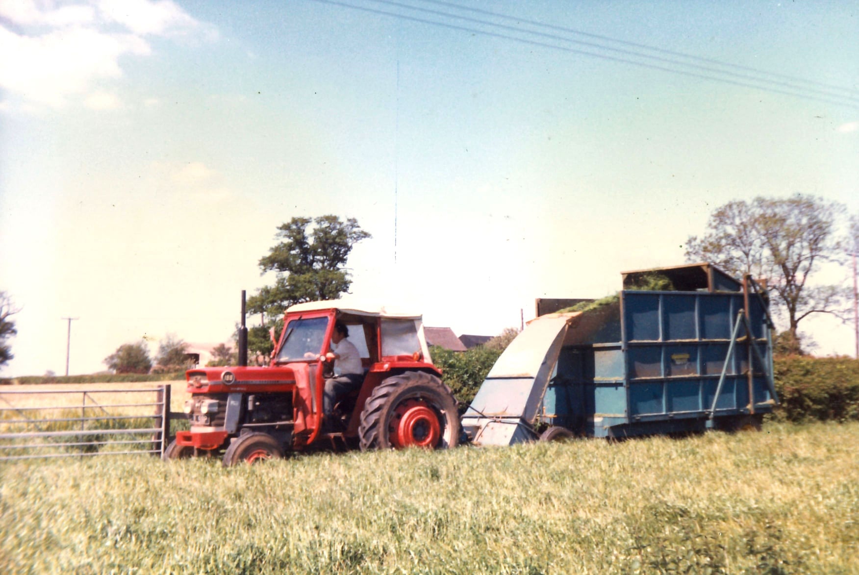 Massey Ferguson 188 Traktor mit Frontlader (Quelle: AGCO)