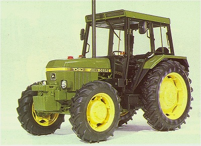 John Deere 1040 Traktor mit Kabine und Allrad (Quelle: John Deere)