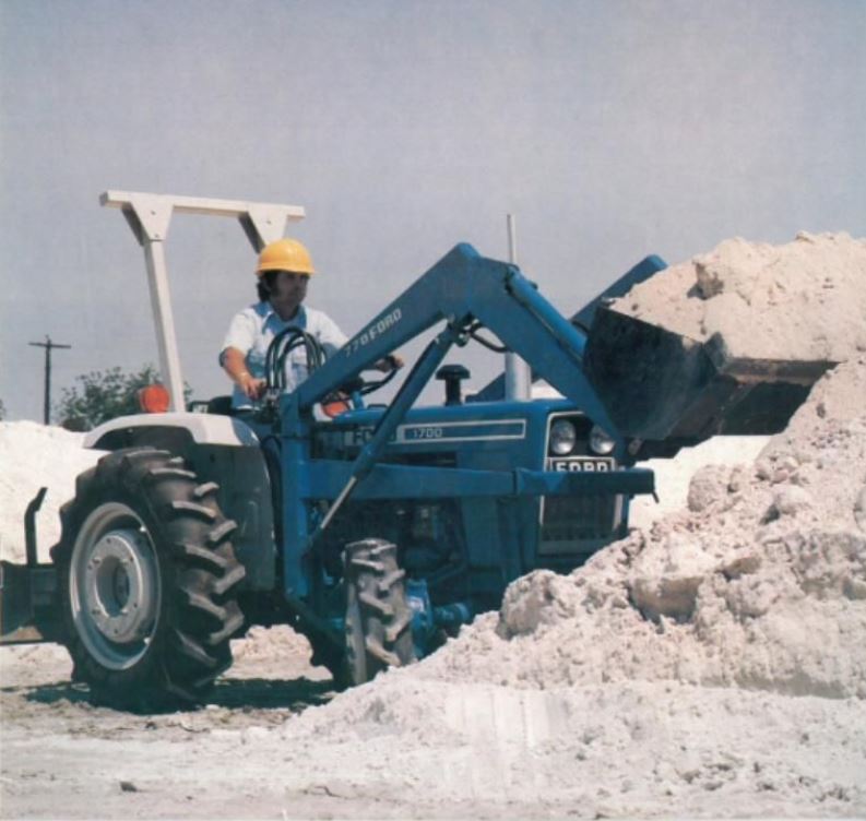 Ford Shibaura 1700 Allradtraktor mit Frontlader (Quelle: CNH)