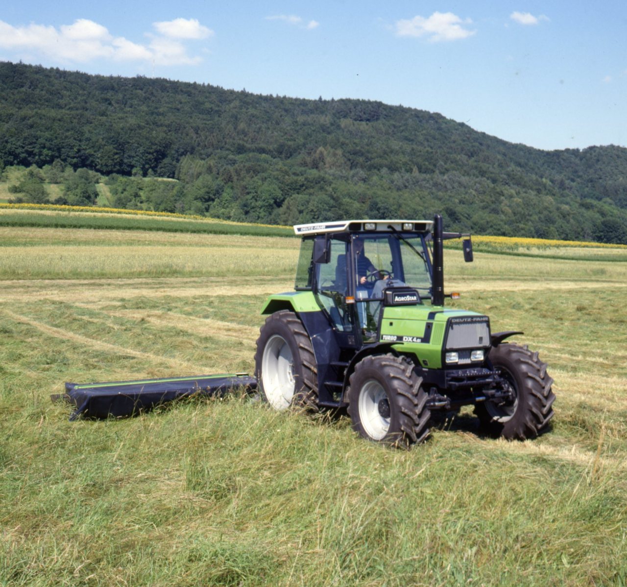 Deutz-Fahr AgroStar 4.61 Traktor mit Mähwerk (Quelle: SDF Archiv)