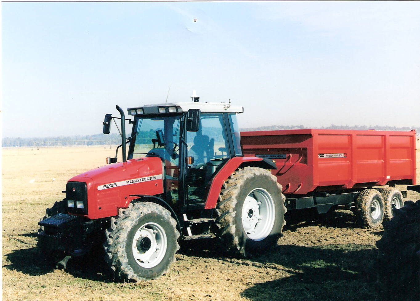Massey Ferguson 6235 Traktor mit Auspuff auf der Motorhaube (Quelle: AGCO)