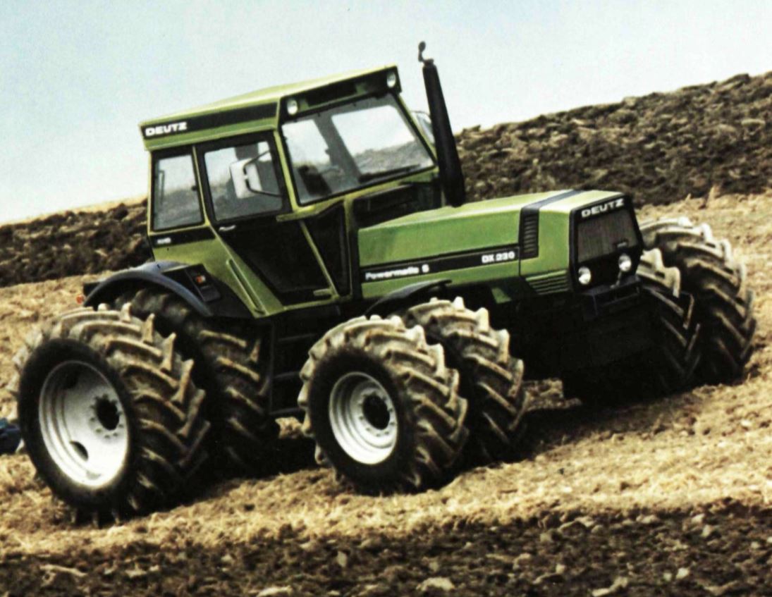 Deutz DX230 Großtraktor mit Pflug (Quelle: SDF Archiv)