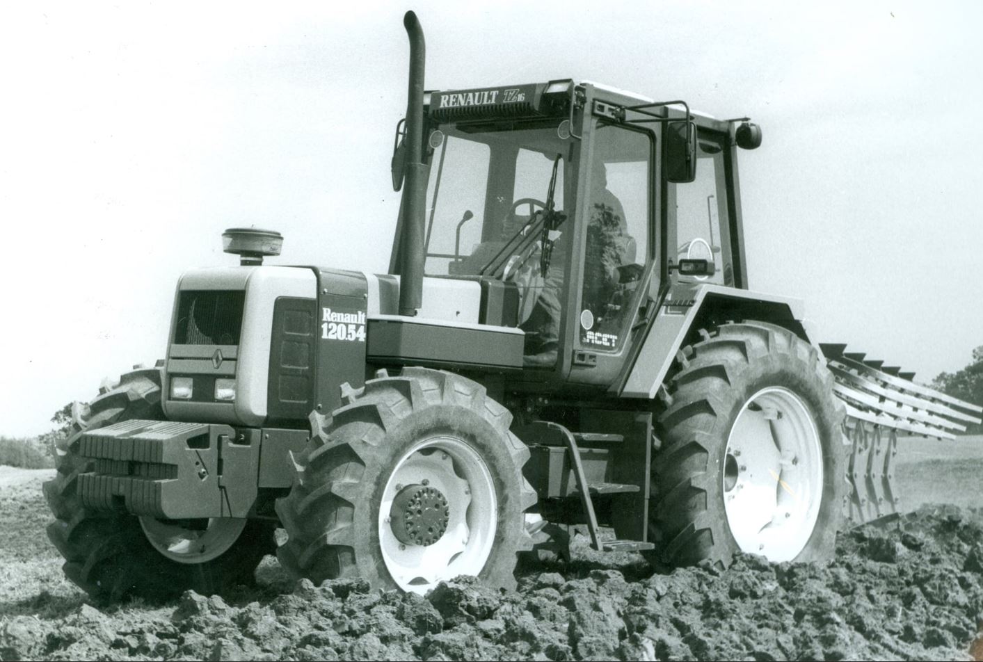 Renault 120-54 TZ16 Traktor mit gehobener Ausstattung (Quelle: Claas)