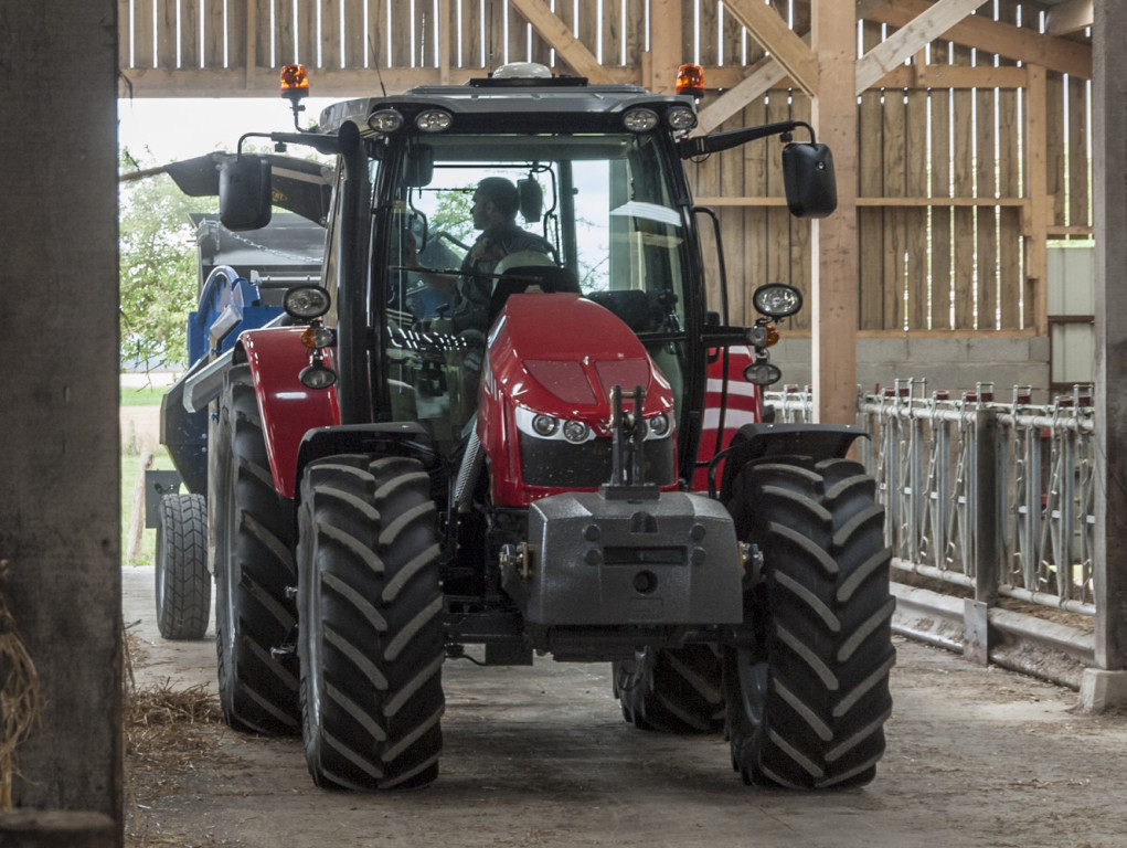 Massey Ferguson 5713 SL Allradtraktor (Quelle: AGCO)