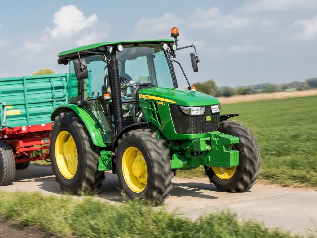 John Deere 5075E Allradtraktor mit Kabine (Quelle: John Deere)