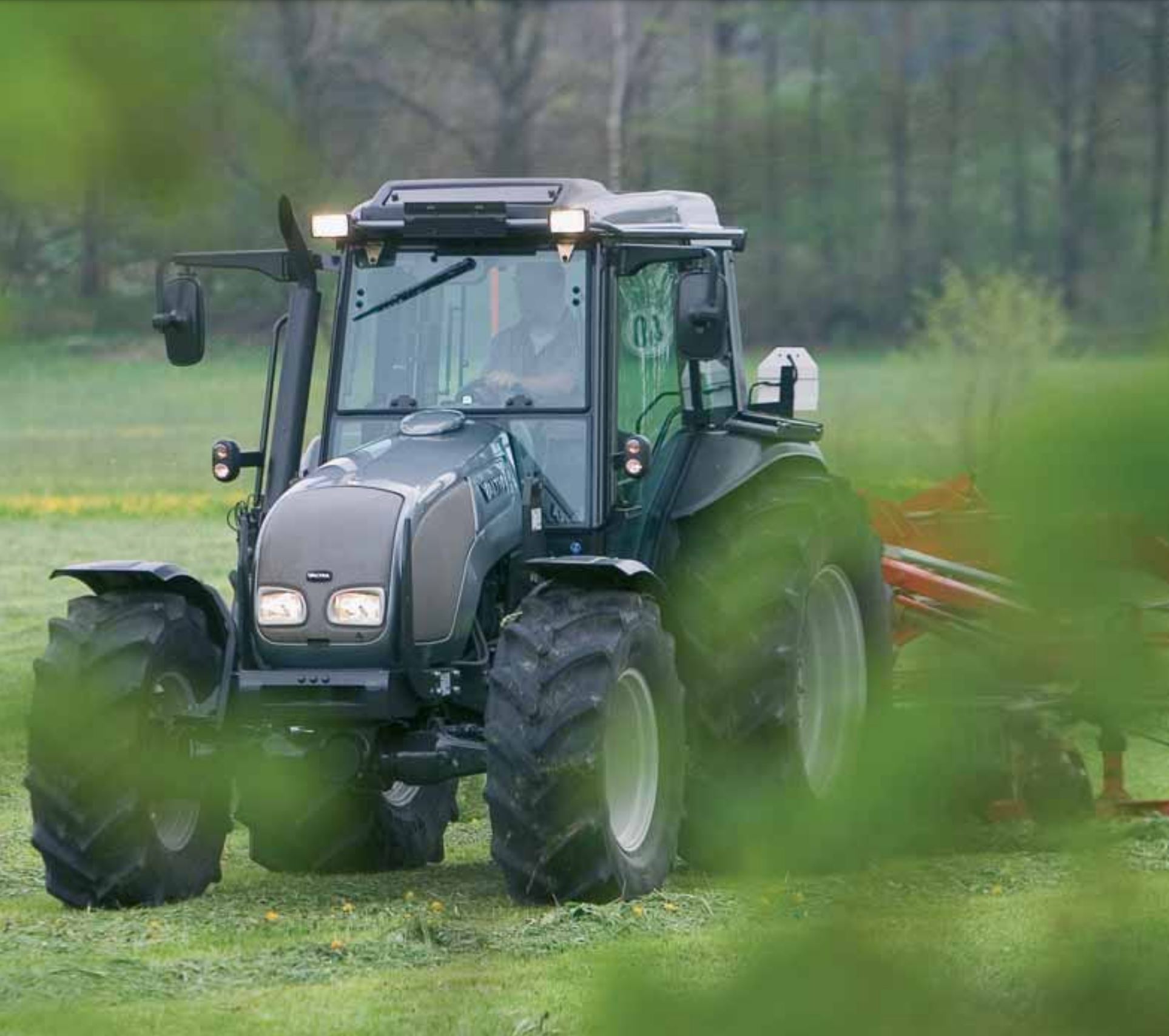 Valtra A92 Traktor mit Frontlader (Quelle: Valtra)