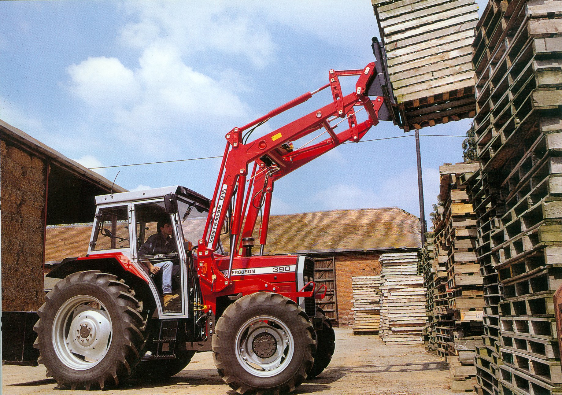Massey Ferguson 390 Allradtraktor mit Frontlader (Quelle: AGCO)