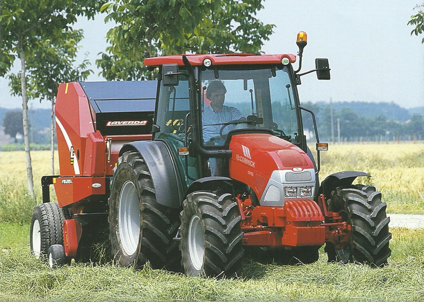 McCormick CX75-L Allradtraktor mit Rundballenpresse (Quelle: Argo)