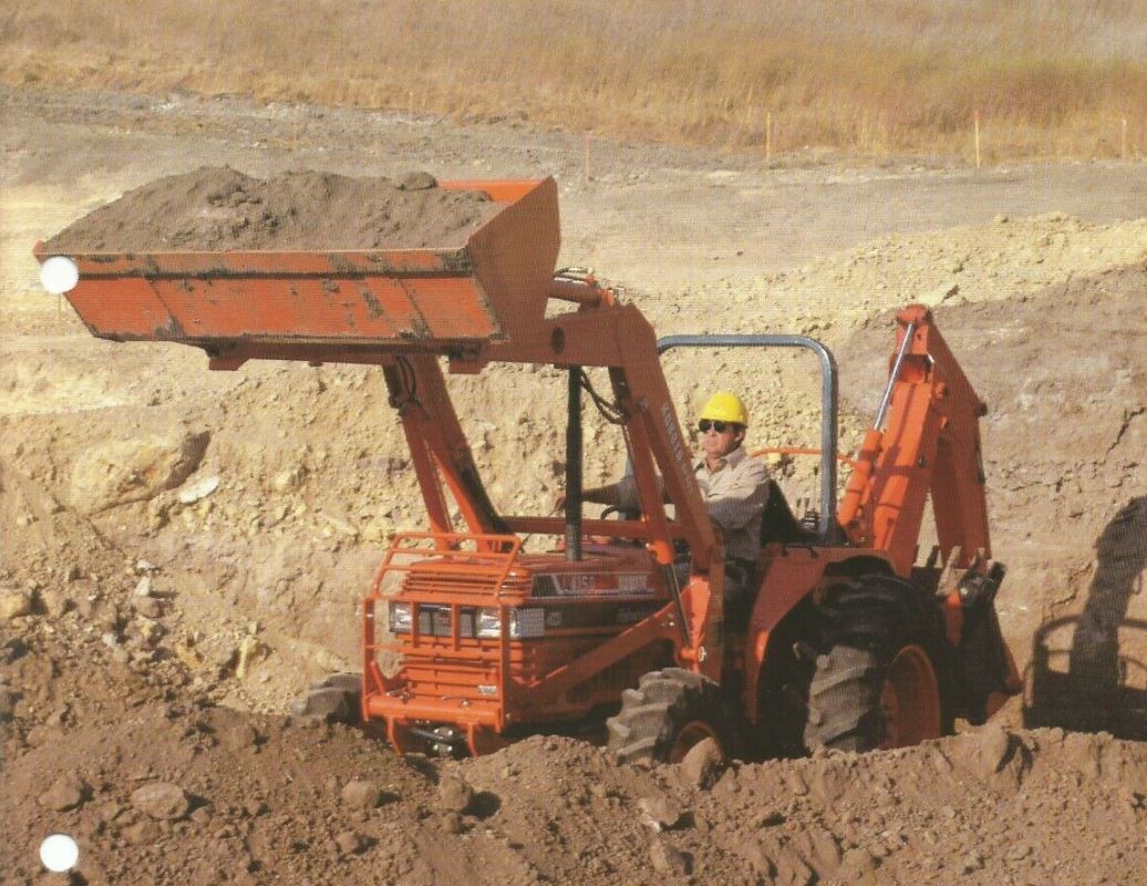 Kubota L4150 Allradtraktor mit Frontlader (Quelle: Kubota)