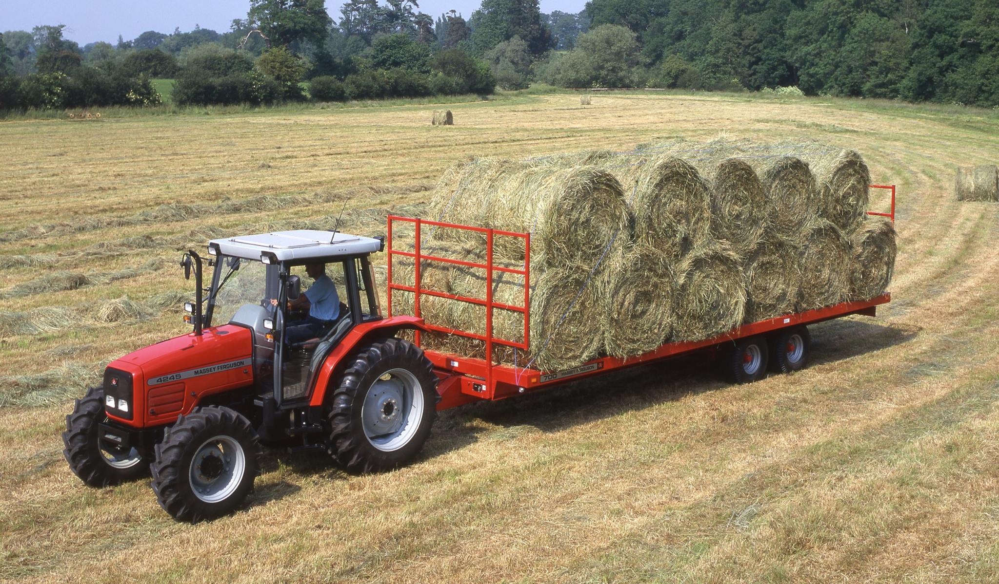 MF 4245 Allradtraktor in der Standardausführung (Quelle: AGCO)