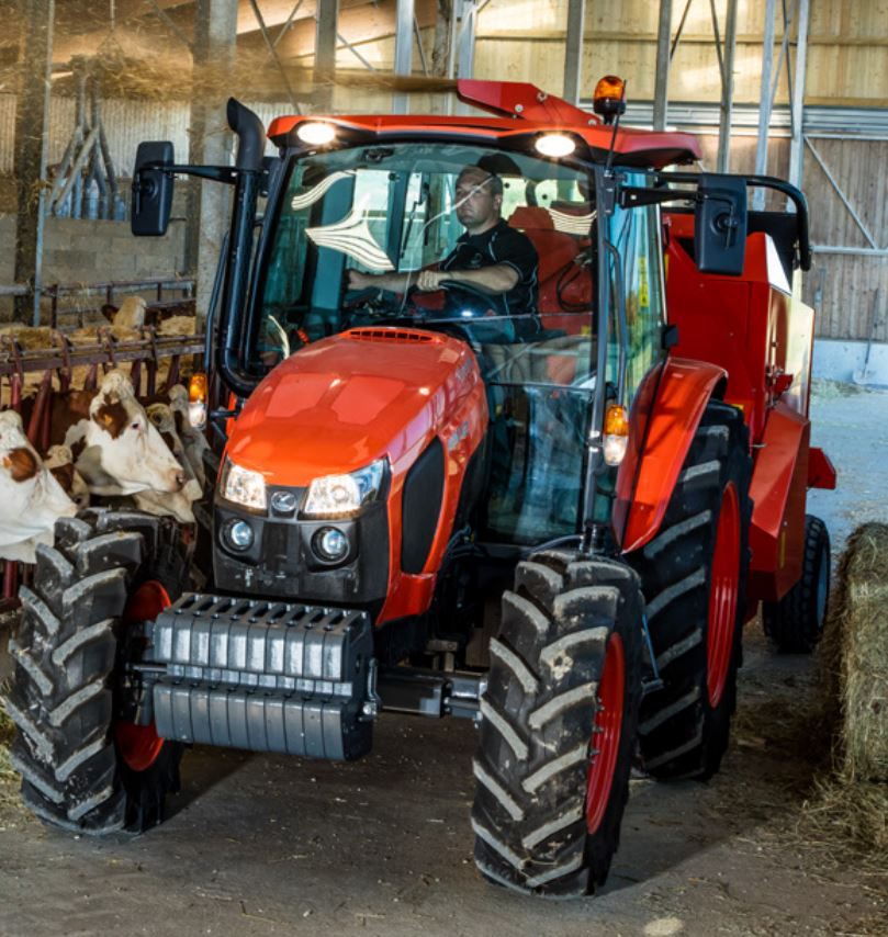 Kubota M5-092 Allradtraktor mit Futtermischwagen (Quelle: Kubota)