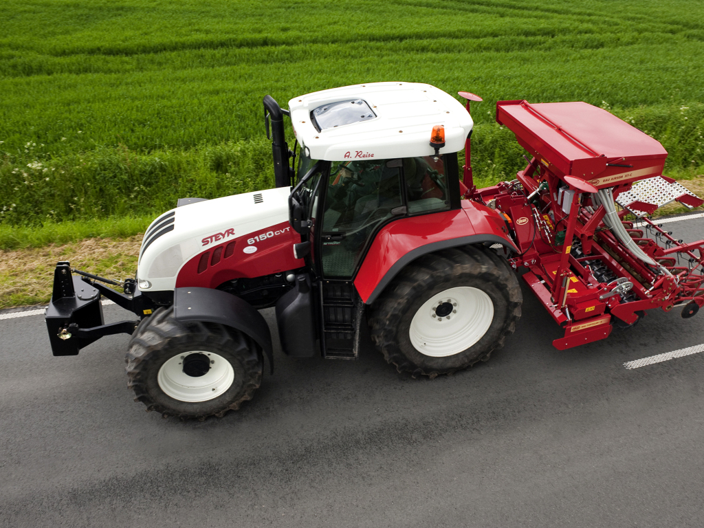 Steyr CVT6150 Allradtraktor mit Drillmaschine (Quelle: CNH)