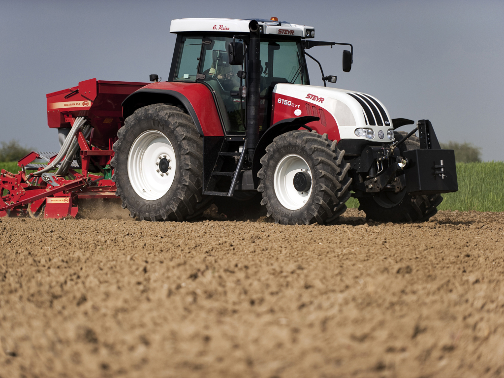 Steyr CVT6150 Allradtraktor mit Drillmaschine (Quelle: CNH)