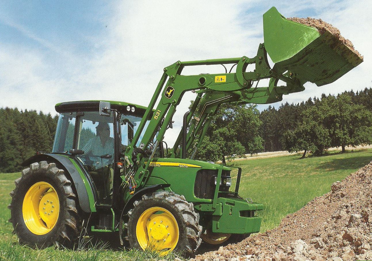 John Deere 5515 Allradtraktor mit Frontlader (Quelle: John Deere)