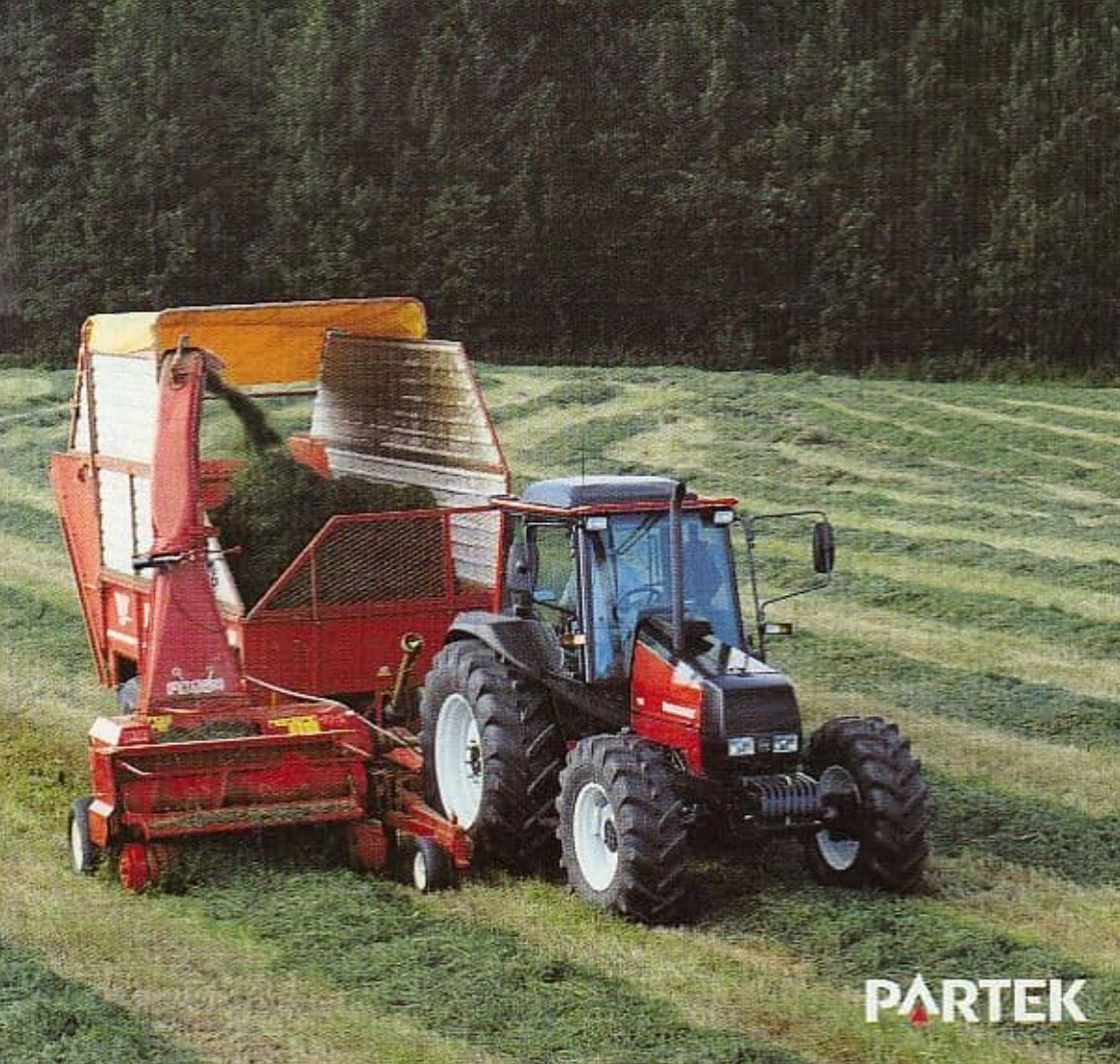 Valtra Valmet 900 Traktor mit Häcksler (Quelle: Hersteller)