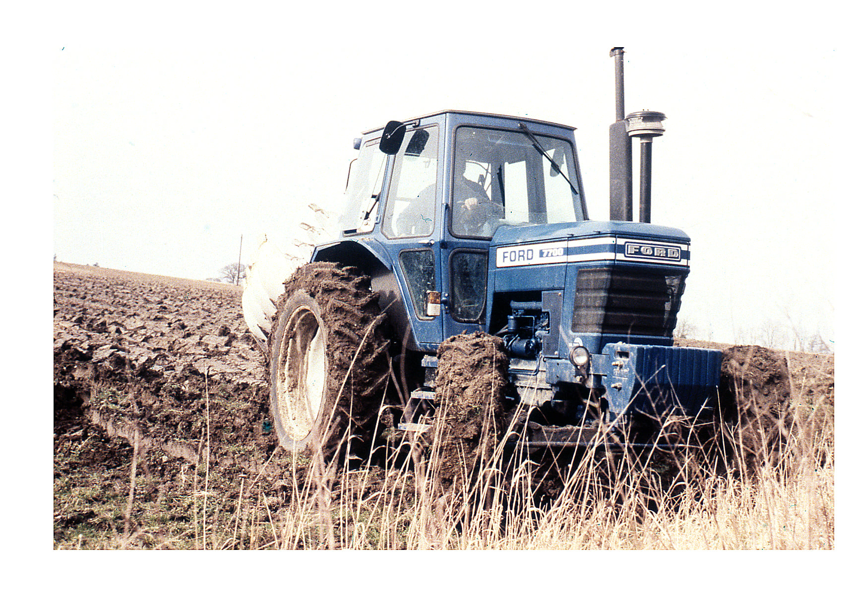 Ford 7700 Traktor mit Kabine und Allrad (Quelle: CNH)