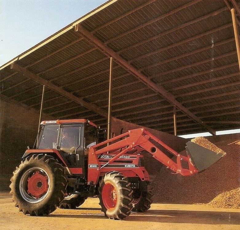 Kubota M8580 Allradtraktor mit Frontlader (Quelle: Kubota)