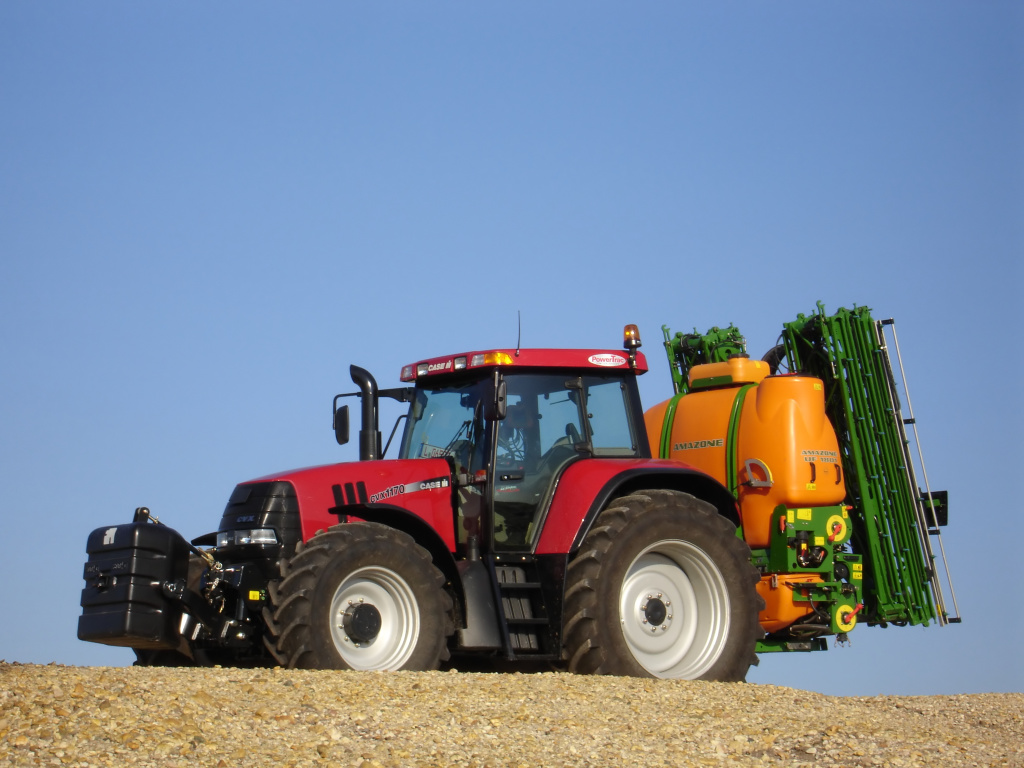 Case IH CVX1170 Allradtraktor mit Feldspritze (Quelle: CNH)